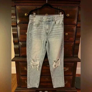 American Eagle Size 8R Ripped Light Wash Mom Jeans